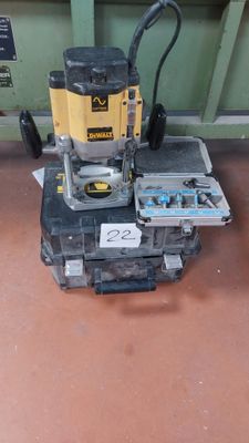 une machine posée sur le sol à côté d'une boîte