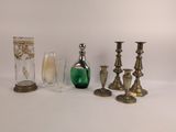 de nombreux vases et verres de toutes sortes sur la table