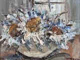 un tableau représentant un vase de fleurs devant une fenêtre