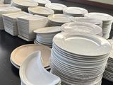 beaucoup d'assiettes sur la table, prêtes à être servies