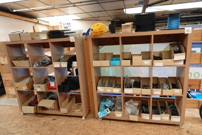 de nombreuses boîtes de chaussures sur les étagères de la pièce