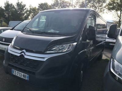 une camionnette noire garée dans un parking