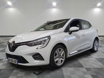 la voiture blanche est garée dans une grande pièce au sol en damier
