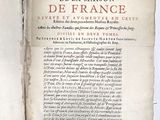 un vieux livre écrit posé sur une table