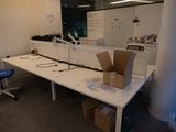 un bureau sur lequel se trouve une boîte, dans un bureau