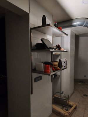 une pièce dans laquelle se trouve une étagère sur laquelle sont posés de nombreux objets