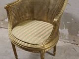 une chaise en osier sur laquelle est posé un coussin rayé