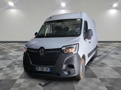 une camionnette blanche garée sur un sol en damier