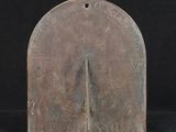 une vieille plaque en bronze sur laquelle figure une horloge