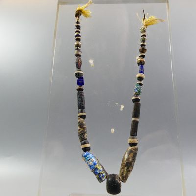 Méditerranée orientale. Collier de perles en verre irisé et …