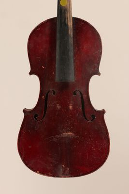 un vieux violon auquel est accroché un archet en bois sur le dos