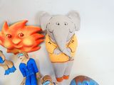 plusieurs figurines représentant différents types d'animaux et de personnages, posées sur une surface blanche