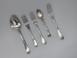cinq cuillères en argent et six cuillères en argent sur une table