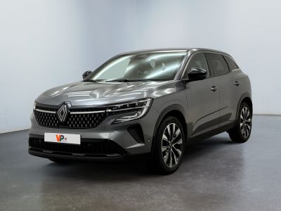 un SUV gris garé dans une pièce aux murs blancs