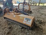 un gros plan d'un tracteur équipé d'une charrue, dans la terre