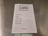 une photo montrant une liste d'articles posés sur une table en acier inoxydable