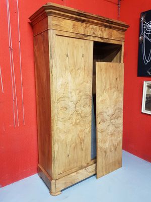 ARMOIRE en placage de loupe ouvrant à deux portes.