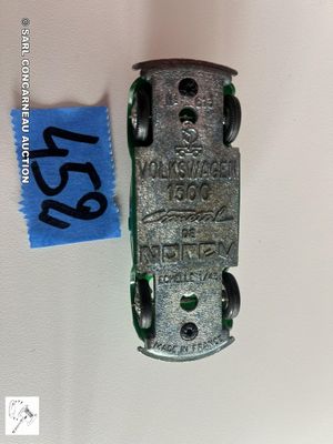une petite voiture miniature fixée au mur