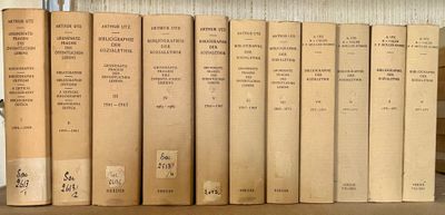 les livres d'une bibliothèque sont rangés sur une étagère