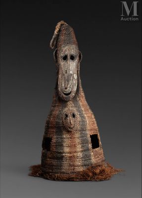 un gros plan sur une sculpture représentant un singe coiffé d'un chapeau