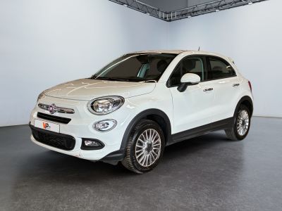 La petite voiture blanche est garée dans une grande pièce blanche.
