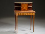 une petite table en bois surmontée d'un tiroir