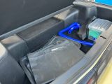 le coffre d'une voiture avec des bagages à l'arrière