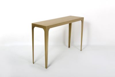 une petite table avec un plateau en bois sur fond blanc