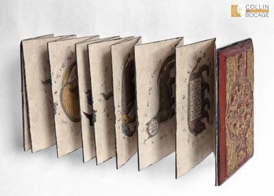 plusieurs vieux livres sont alignés sur une surface blanche