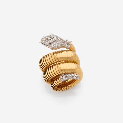 Gros plan sur une bague en forme de serpent en or sertie de diamants, sur fond blanc