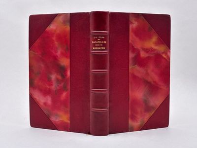 un vieux livre à la couverture rouge