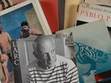 plusieurs livres sont empilés sur une table