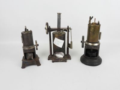Trois petites machines à vapeur à chaudière verticale.