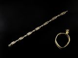 un bracelet en or et une bague en or sur fond noir