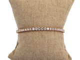 un bracelet en diamants posé sur un coussin, sur fond blanc