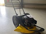 une tondeuse à gazon qui trône au milieu d'un garage