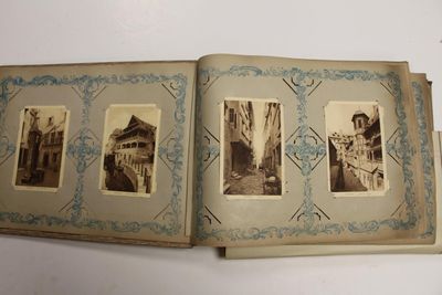 une vieille photo d'un livre contenant des images de personnes
