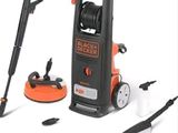 une pompe électrique Black & Decker équipée d'un tuyau et d'autres outils