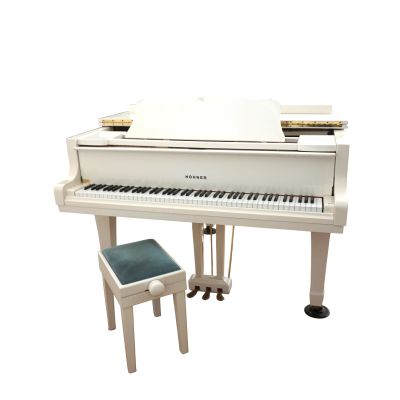 un piano blanc et un tabouret placés l'un à côté de l'autre
