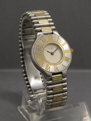 une montre-bracelet en argent et en or, ornée de chiffres romains