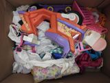 une boîte en carton remplie de jouets et d'autres objets