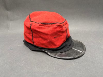 une image représentant un chapeau rouge sur fond gris