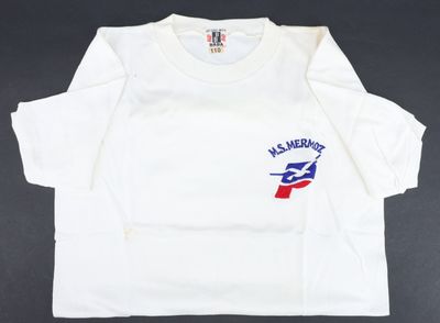 un t-shirt blanc avec un motif bleu et rouge sur la poitrine