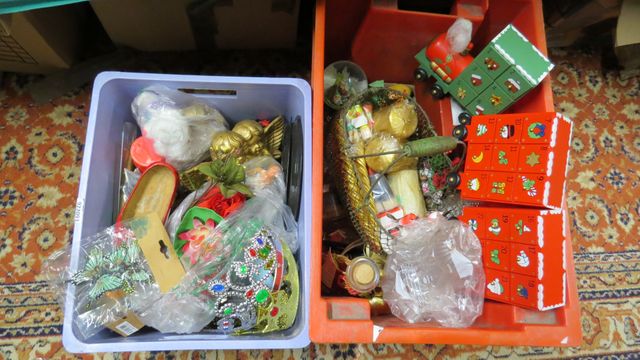 Deux caisses de décorations, jouets, train en bois calendrier de ...