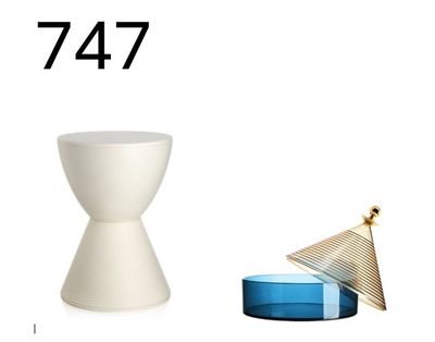 une photo d'une table sur laquelle se trouvent un vase et une horloge