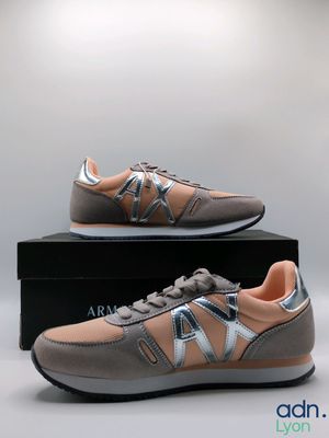 une paire de baskets New Balance grises et orange