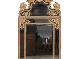 un miroir posé sur une table