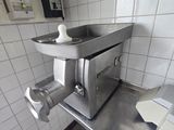 une machine posée sur le comptoir d'une cuisine