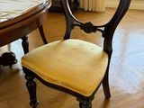 une chaise avec une assise jaune dans une salle à manger