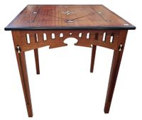 Table à jeux à incrustations de nacre.